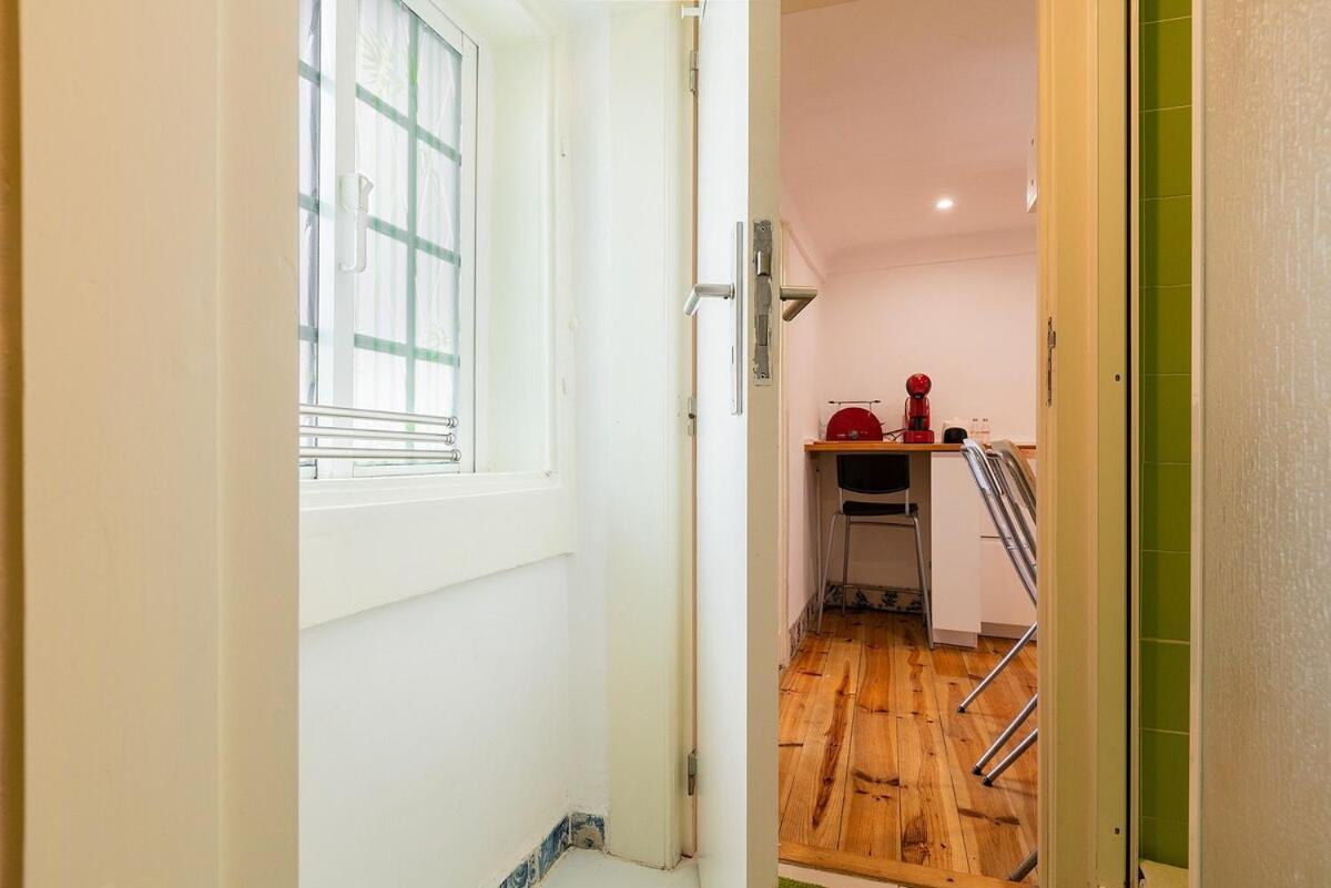 Attic Apartment With Balcony In Bairro Alto Lissabon Exterior foto