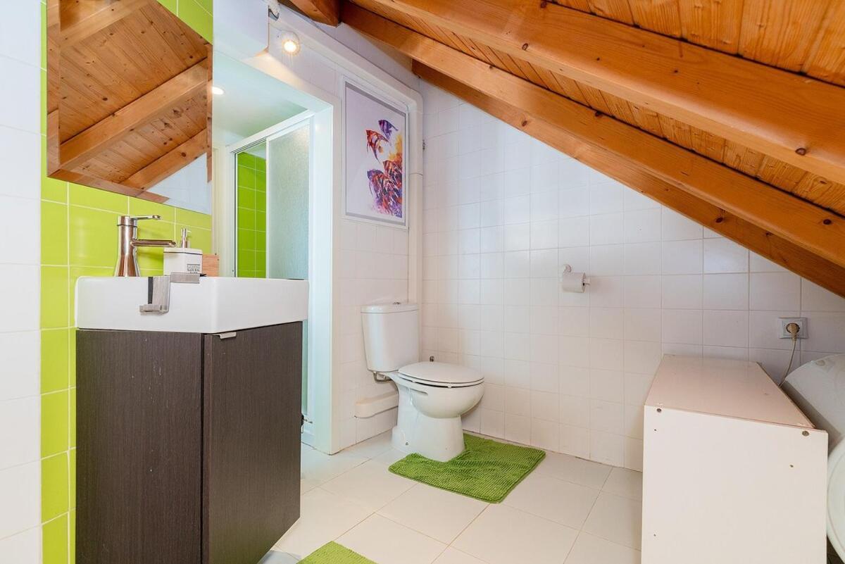 Attic Apartment With Balcony In Bairro Alto Lissabon Exterior foto