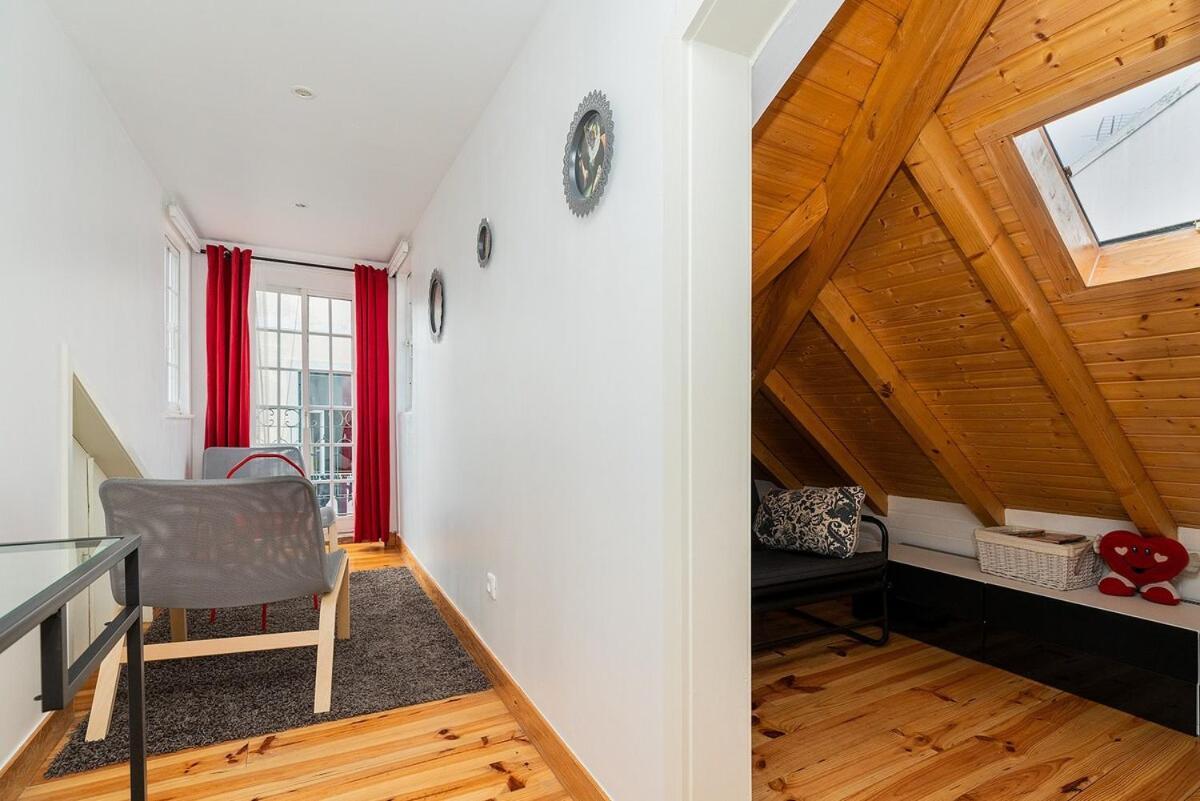 Attic Apartment With Balcony In Bairro Alto Lissabon Exterior foto
