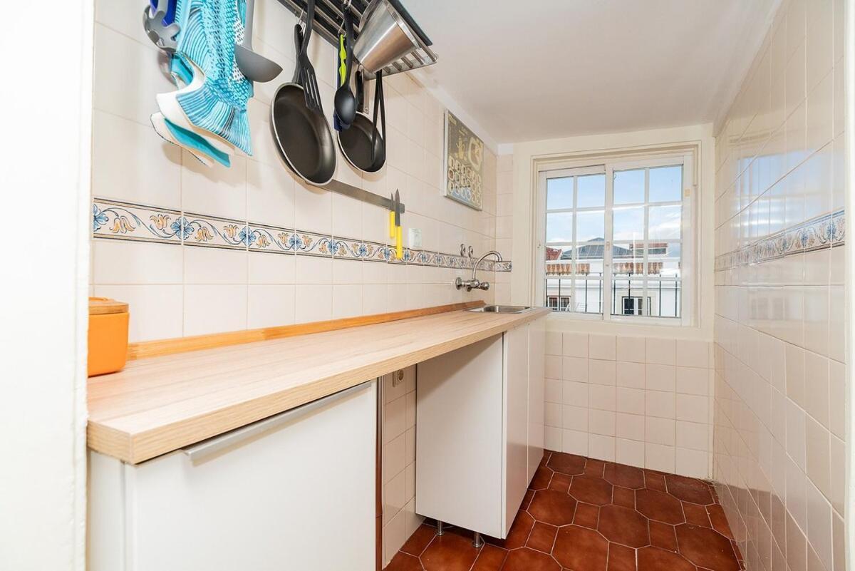 Attic Apartment With Balcony In Bairro Alto Lissabon Exterior foto